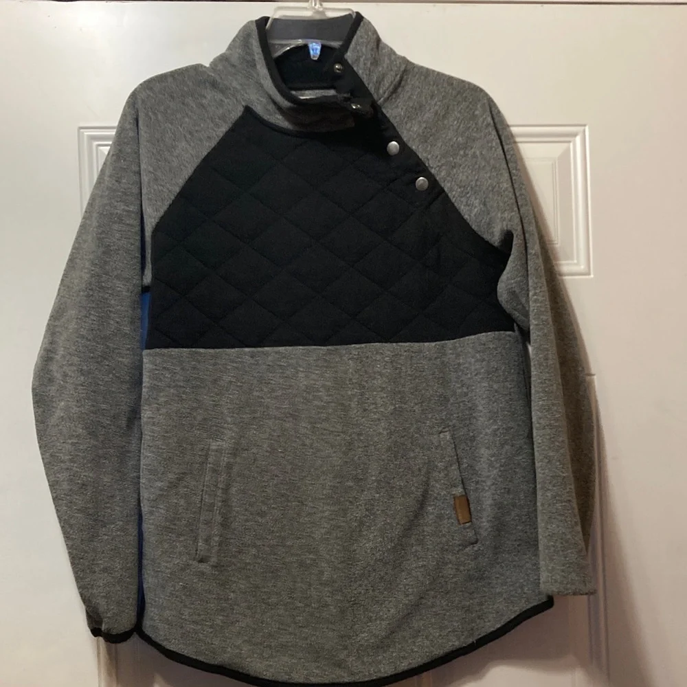 Gray‎ and Black Quilted Pullover S